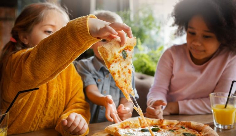 medium-shot-kids-eating-pizza (1)